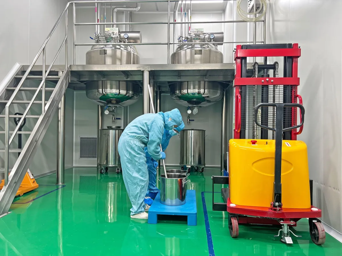 ATXA 工作人员在配料设备旁准备物料